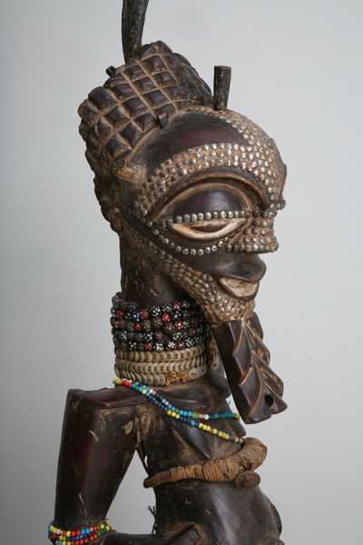 Songyé (statue), d`afrique : Rép.démoncratique du Congo., statuette Songyé (statue), masque ancien africain Songyé (statue), art du Rép.démoncratique du Congo. - Art Africain, collection privées Belgique. Statue africaine de la tribu des Songyé (statue), provenant du Rép.démoncratique du Congo., 985/27..statue masculine Songyé h113cm.h. +17cm.de corne .Bois à patine noire,des colliers de perles et un collier de boutons blancs, une clochette indigène,une grosse dent,des charges magiques dans la corne,le nombril et sur l